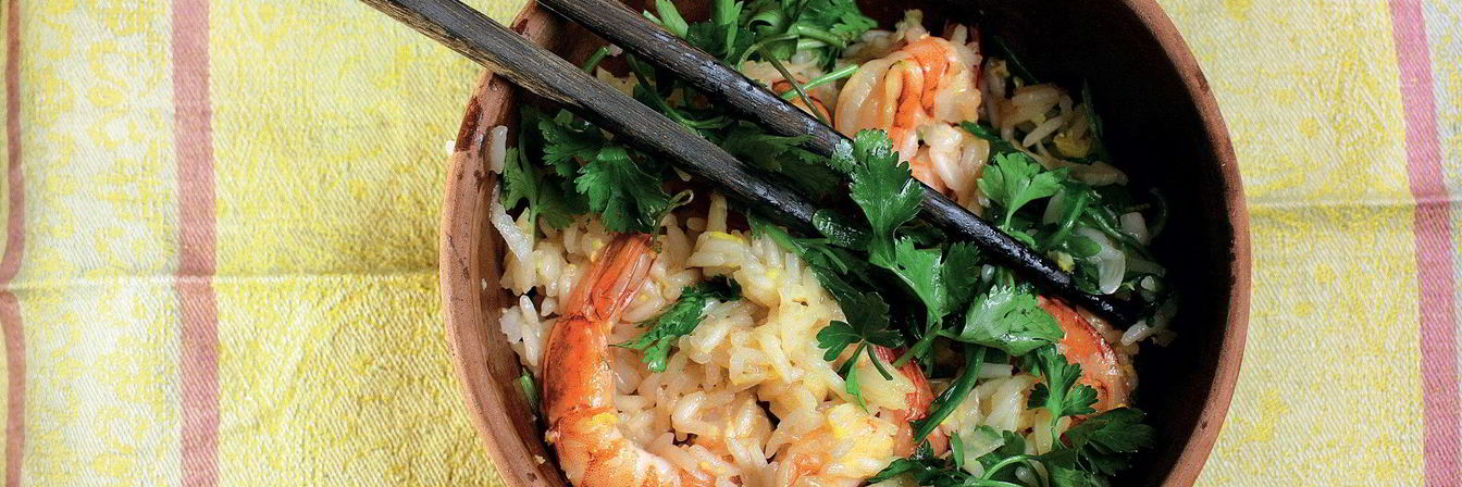 Сладкий рис с чесноком, креветками и рукколой