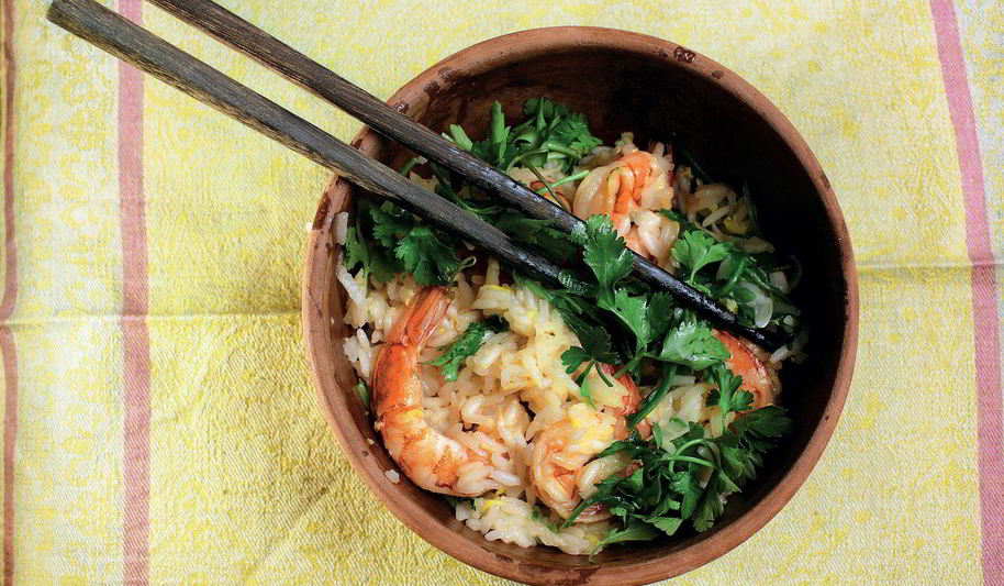 Рецепт сладкого риса с чесноком, креветками и рукколой