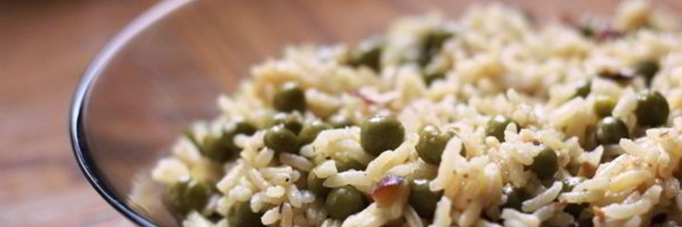 Вегетарианский рис с зеленым горошком и миндалем