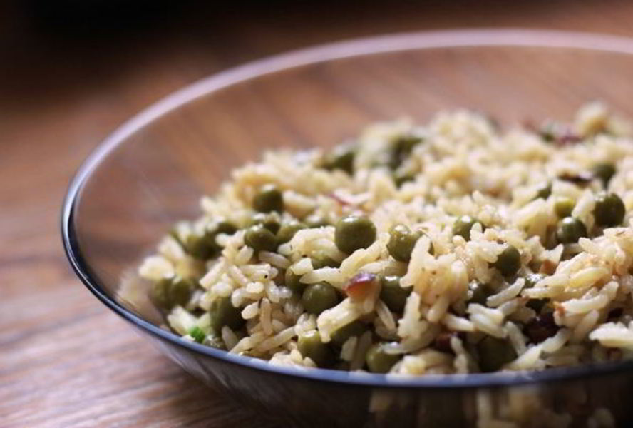 Вегетарианский рис с зеленым горошком и миндалем