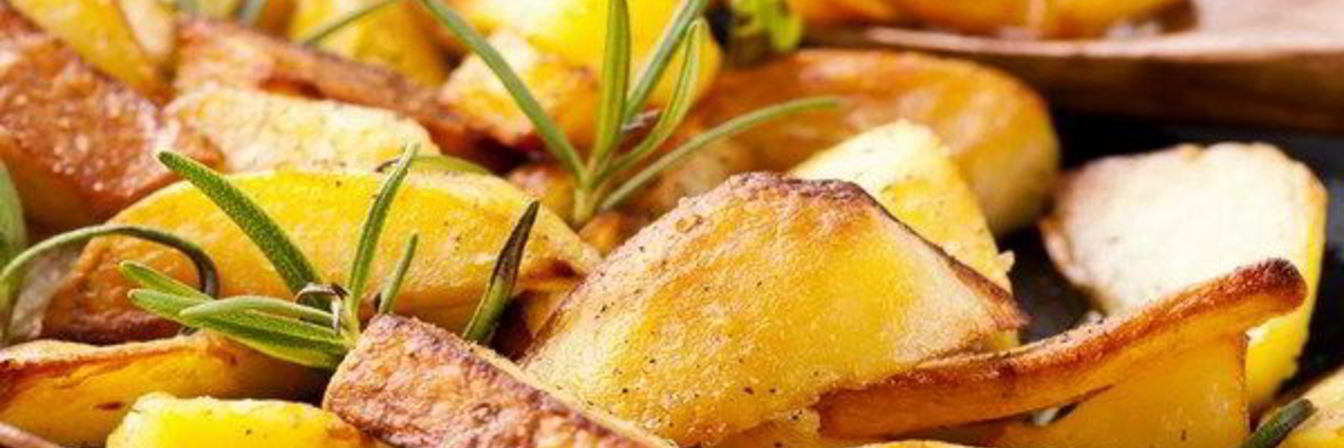 Жареная картошка с чесноком и розмарином