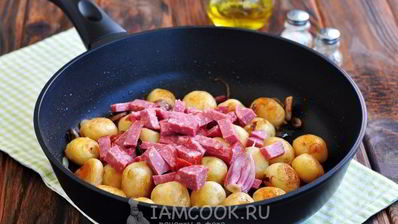 жареная картошка с колбасой