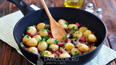 жареная картошка с колбасой
