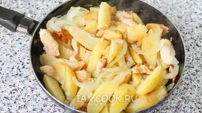 жареная картошка с курицей