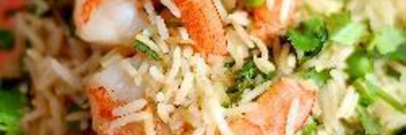 Жаренный рис с креветками и зеленым горошком