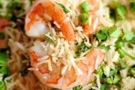 Жаренный рис с креветками и зеленым горошком
