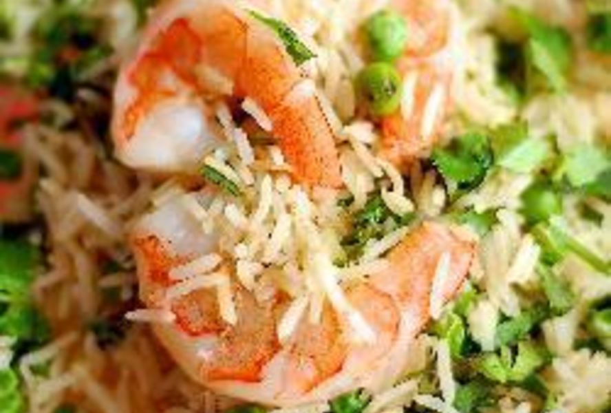 Жаренный рис с креветками и зеленым горошком