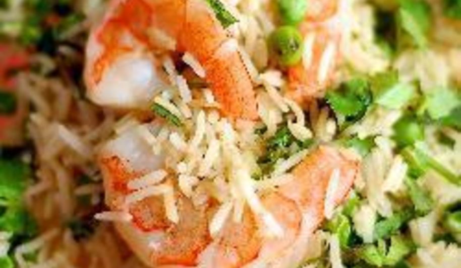 Рецепт жаренного риса с креветками и зеленым горошком