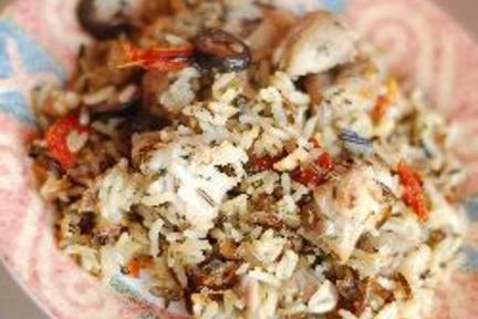 Жаренный рис с курицей и маслинами