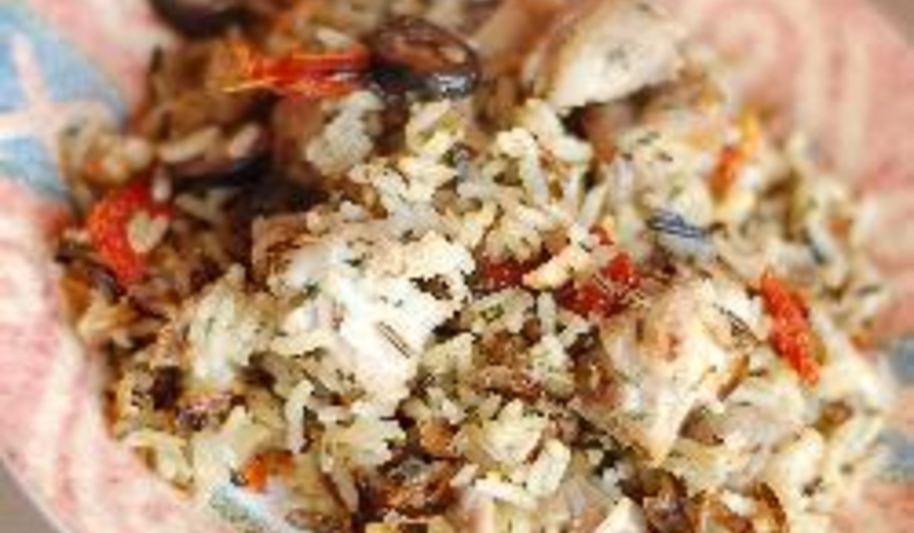 Рецепт жаренного риса с курицей и маслинами