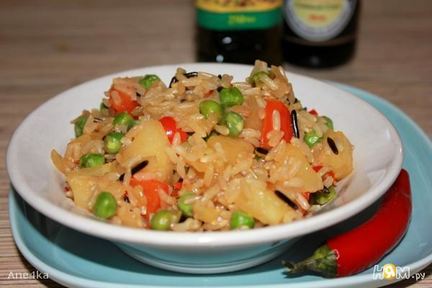 Жареный рис с ананасом