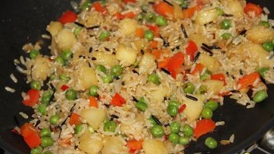 жареный рис с ананасом