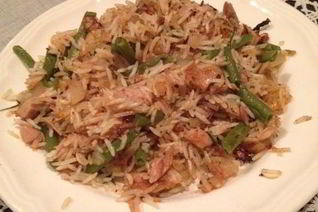 Жареный рис с консервированным тунцом