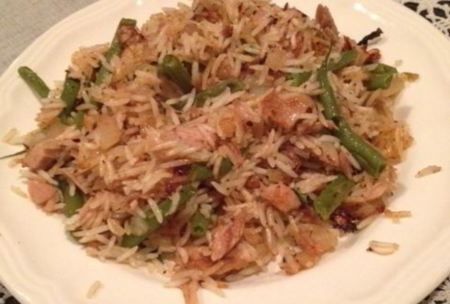 Жареный рис с консервированным тунцом