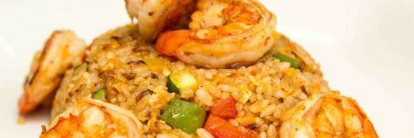 Жареный рис с креветками