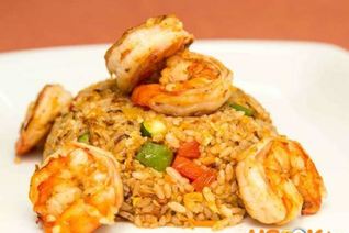 Жареный рис с креветками