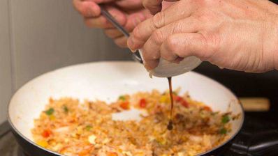 жареный рис с креветками