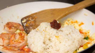 жареный рис с креветками