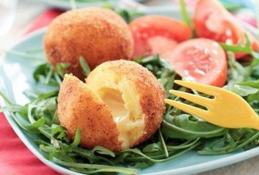 Золотистые крокеты из картофеля с сыром