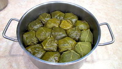 долма — голубцы в виноградных листьях
