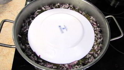 долма — голубцы в виноградных листьях