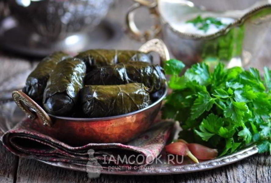 Долма из маринованных виноградных листьев