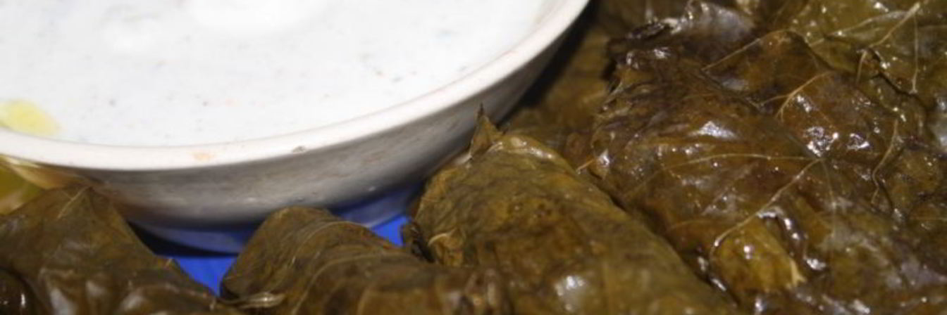 Долма из молодых виноградных листьев с начинкой из смешанного фарша