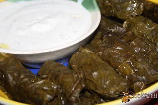 Долма из молодых виноградных листьев с начинкой из смешанного фарша