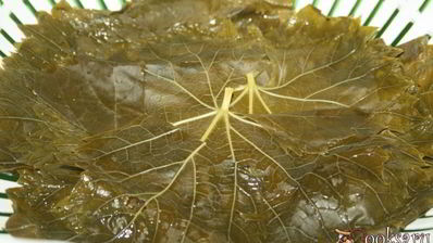 долма из молодых виноградных листьев с начинкой из смешанного фарша