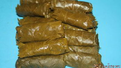 долма из молодых виноградных листьев с начинкой из смешанного фарша