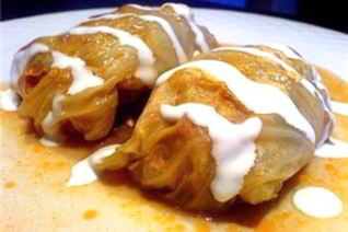 Голубцы в вине по-татарски со сметанным соусом