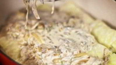 запеченные голубцы в сметанном соусе