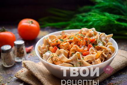 Гречневая лапша с курицей и овощами