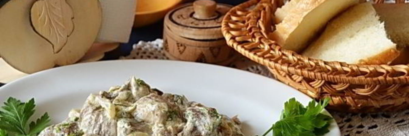 Белые грибы в сметане