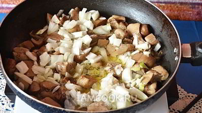 белые грибы в сметане