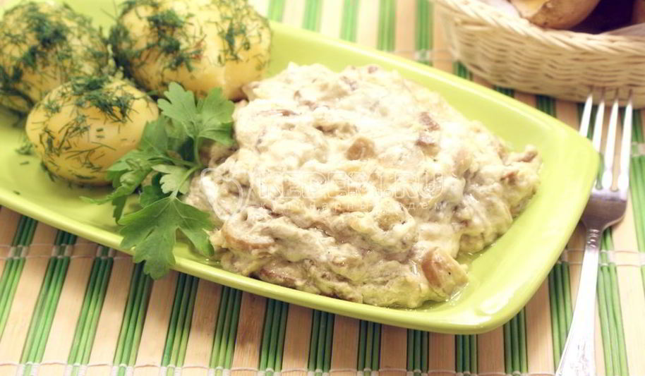 Рецепт белых грибов в сметанном соусе