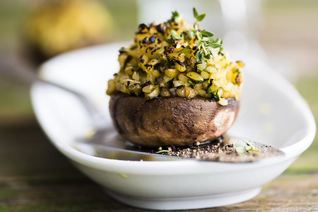 Фаршированные булгуром шампиньоны