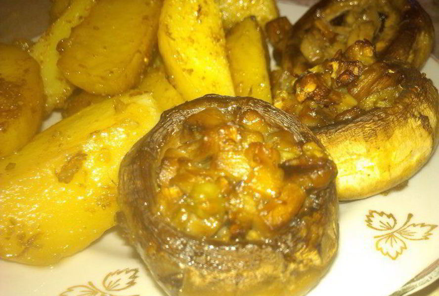 Фаршированные грибы с картофелем