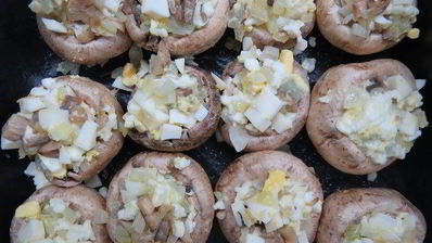 фаршированные шампиньоны под сметанным соусом