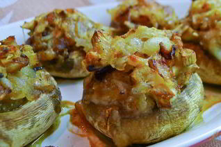 Фаршированные шампиньоны с картошкой и беконом