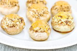 Грибные шляпки, фаршированные сырно-мясной начинкой