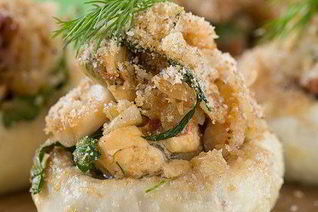 Грибы, фаршированные крабовым мясом, рикоттой и зеленью