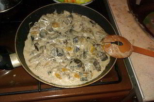 Грибы в сметане, тушенные с беконом и помидорами черри