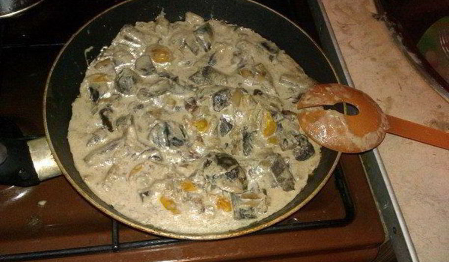 Рецепт грибов в сметане, тушенные с беконом и помидорами черри