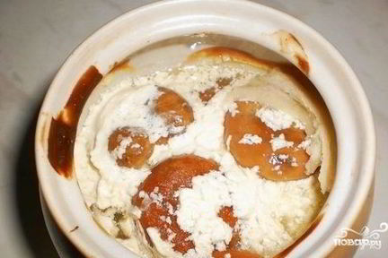 Грибы в сметане в горшочке