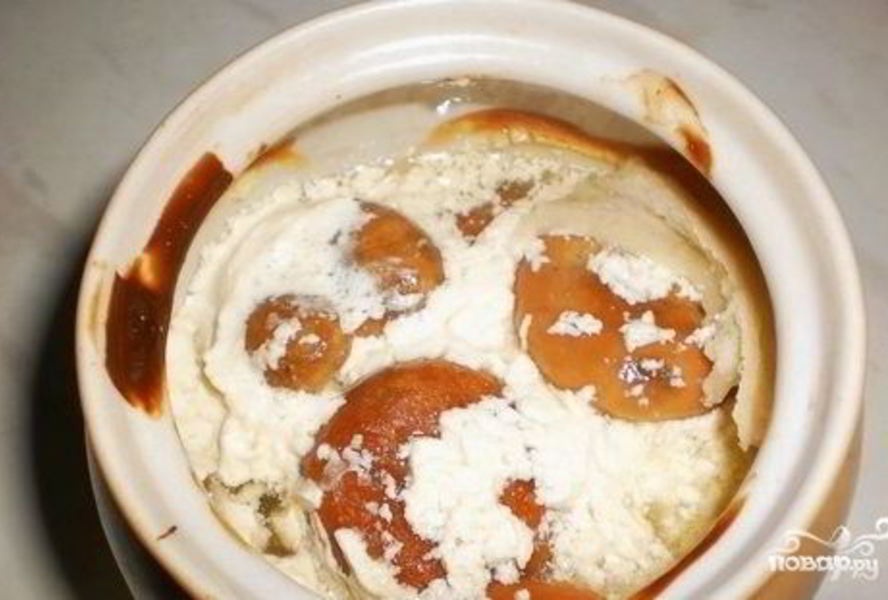 Грибы в сметане в горшочке