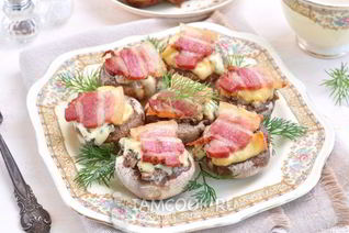 Грибы, запеченные с голубым сыром и беконом