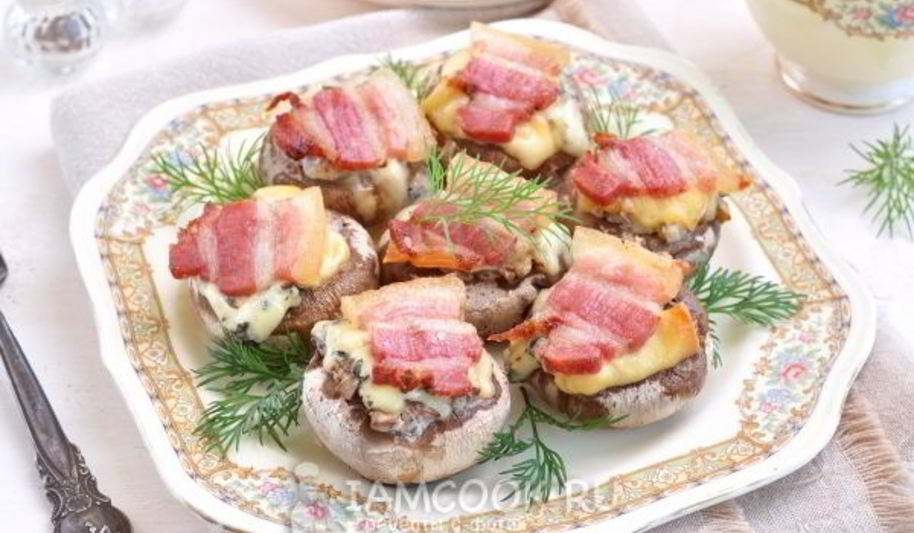 Рецепт грибов, запеченных с голубым сыром и беконом