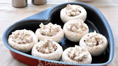 грибы, запеченные с голубым сыром и беконом