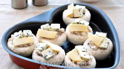 грибы, запеченные с голубым сыром и беконом